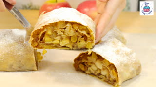 Знаменитый яблочный штрудель. Обещала вам рецепт в сезон яблок. Готовьте, он очень простой и получится у всех.