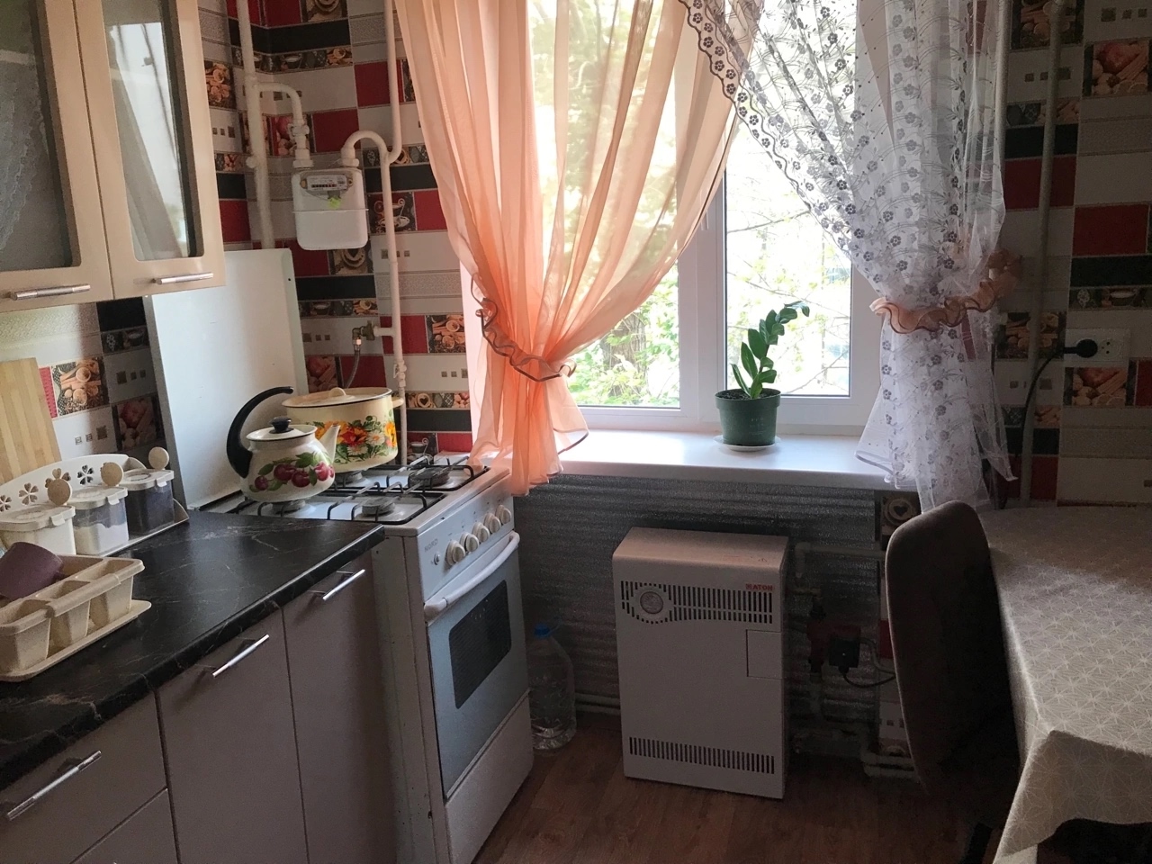 Продается 2-комнатная квартира в г. Молодогвардейск улица Коцюбинского. 3 этаж/4-х этаж. дома 42,90 кв.м угловая (теплая).В квартире две изолированные комнаты, установлено индивидуальное отопление (газовый котел),установлены М/пластиковые окна.Квартира с новым ремонтом , заменена сантехника,электропроводка.Кв...