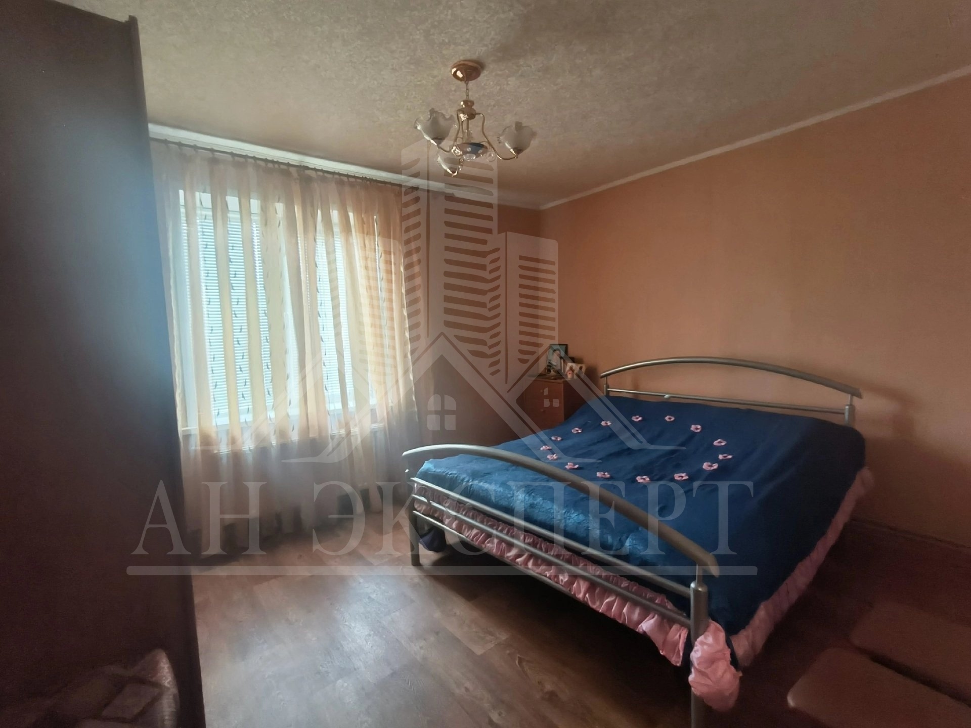 🔑 ПРОДАМ 2-х КОМНАТНУЮ КВАРТИРУ + сарай+погреб+ место для гаража 🚗 📍 Расположение: г. Стаханов, ул. Пономарчука, дом 10 (р-н Стройгородок)✅ 🏢 Этаж - 1/2✅ 📐Плошадь-48,2м²📏 к продаже ✅ ✍ ОПИСАНИЕ: 🔹Продаётся просторная квартира с отличной планировкой в г. Стаханов 🍃 🔹Квартира находится в хорошем районе! 🔹Комнат...